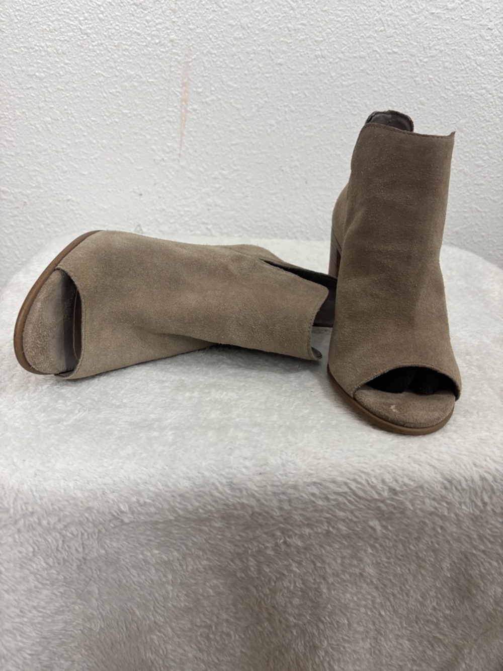 Steve Madden Taupe Suede Peep-Toe Ankle Booties. Sz6M